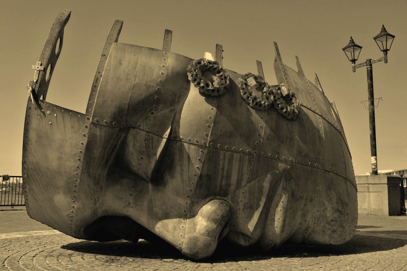 یادمان جنگ و کشته شدگان دریانوردان تجاری  - مجسمه فولادی برایان فل --ولز